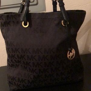 MONOGRAM MICHAEL KORS BLACK PURSE